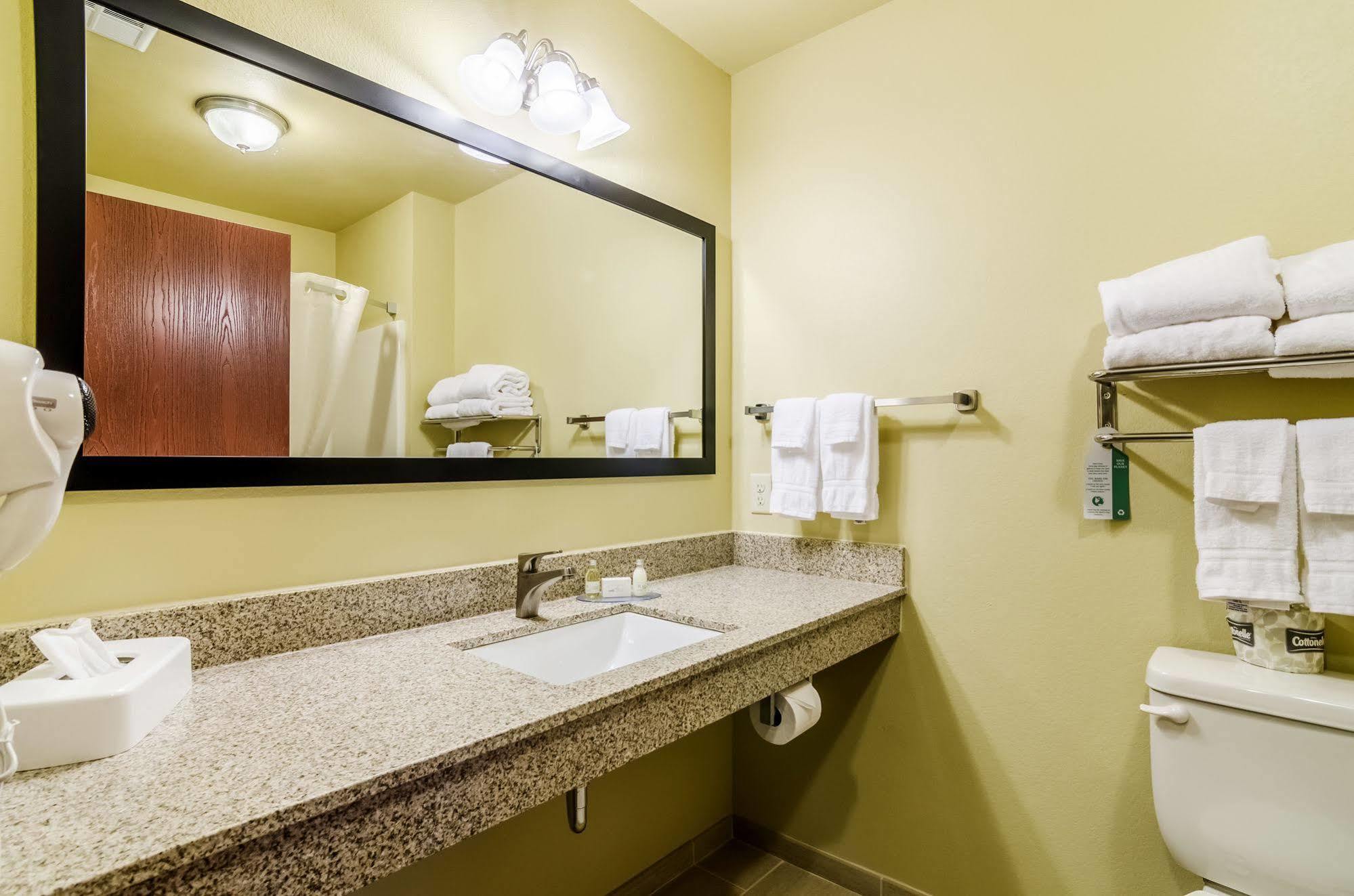 Cobblestone Inn & Suites - Oberlin Eksteriør billede
